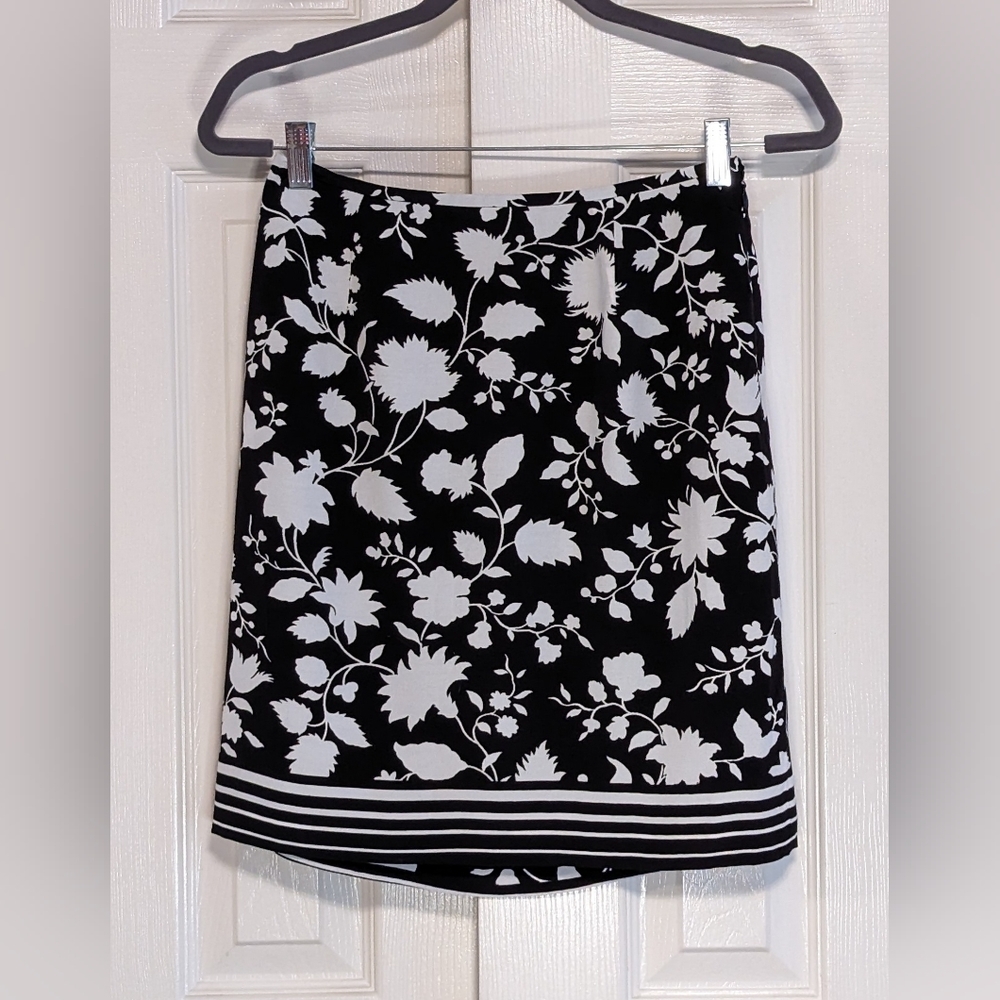 5/$25 Petite Sophisticate Floral Skirt